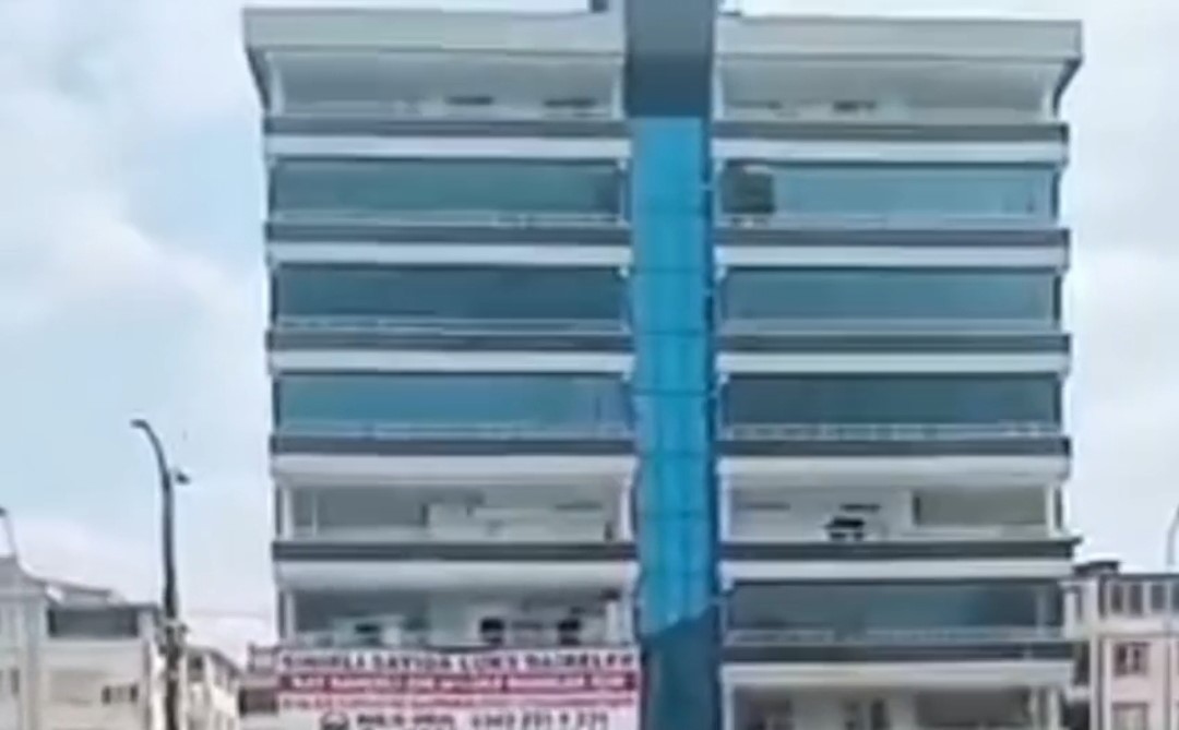 Temizlik yaparken 7. kattan düşen bina görevlisi hayatını kaybetti 