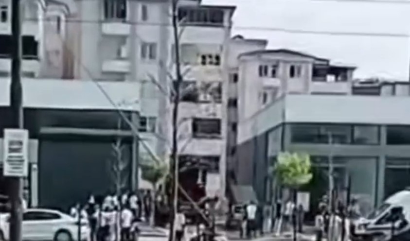 Temizlik yaparken 7. kattan düşen bina görevlisi hayatını kaybetti 