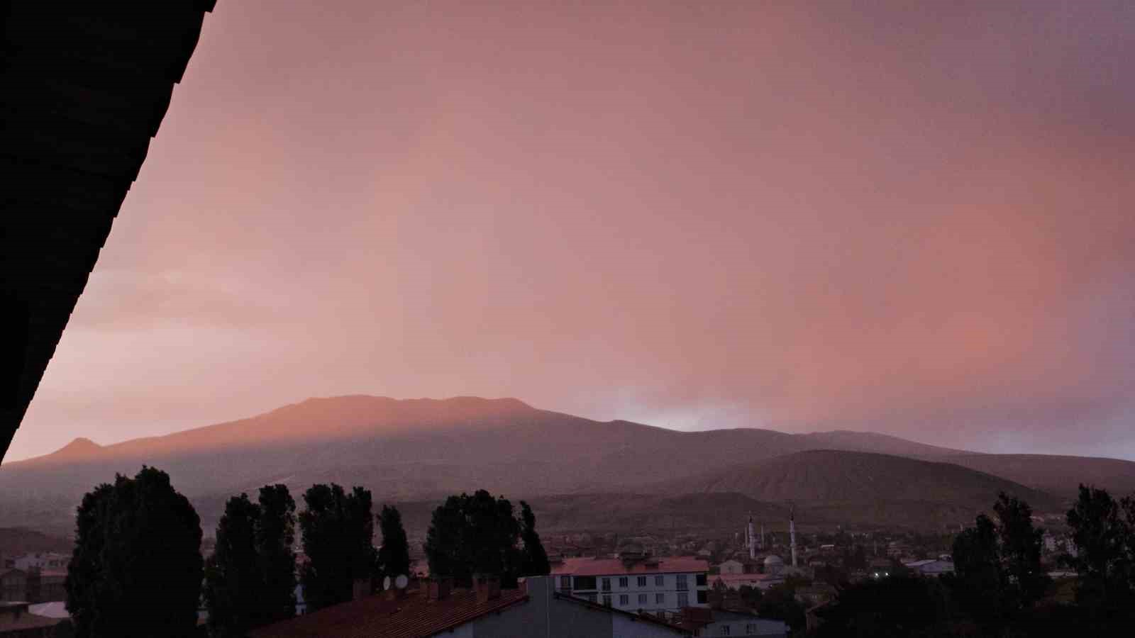 Van Gölü üzerinde gökkuşağı, Nemrut Kalderası’nda kızıl gökyüzü 