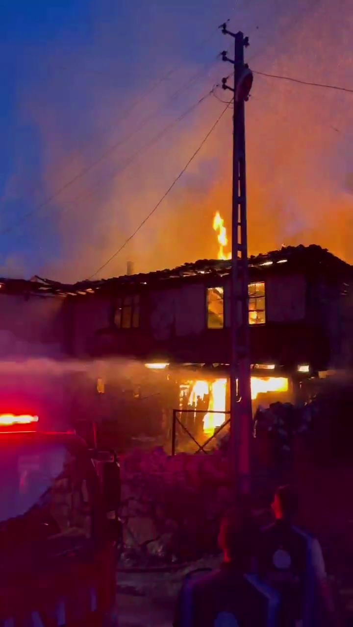 Amasya’da 4 ahşap ev yandı 