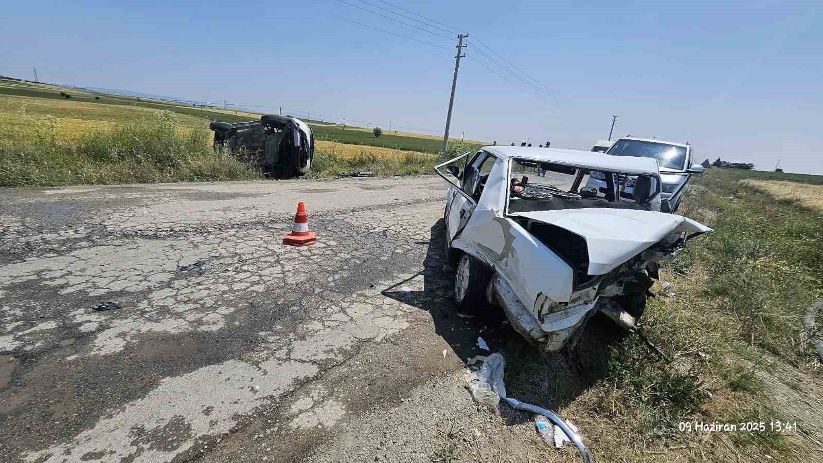 Uşak’ta iki araç çarpıştı: 5 kişi yaralandı 