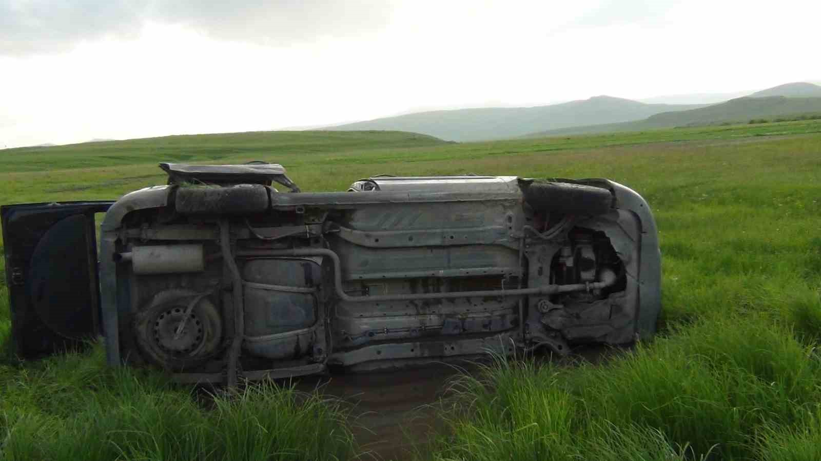 Kars’ta hafif ticari araç şarampole uçtu: 5 yaralı 