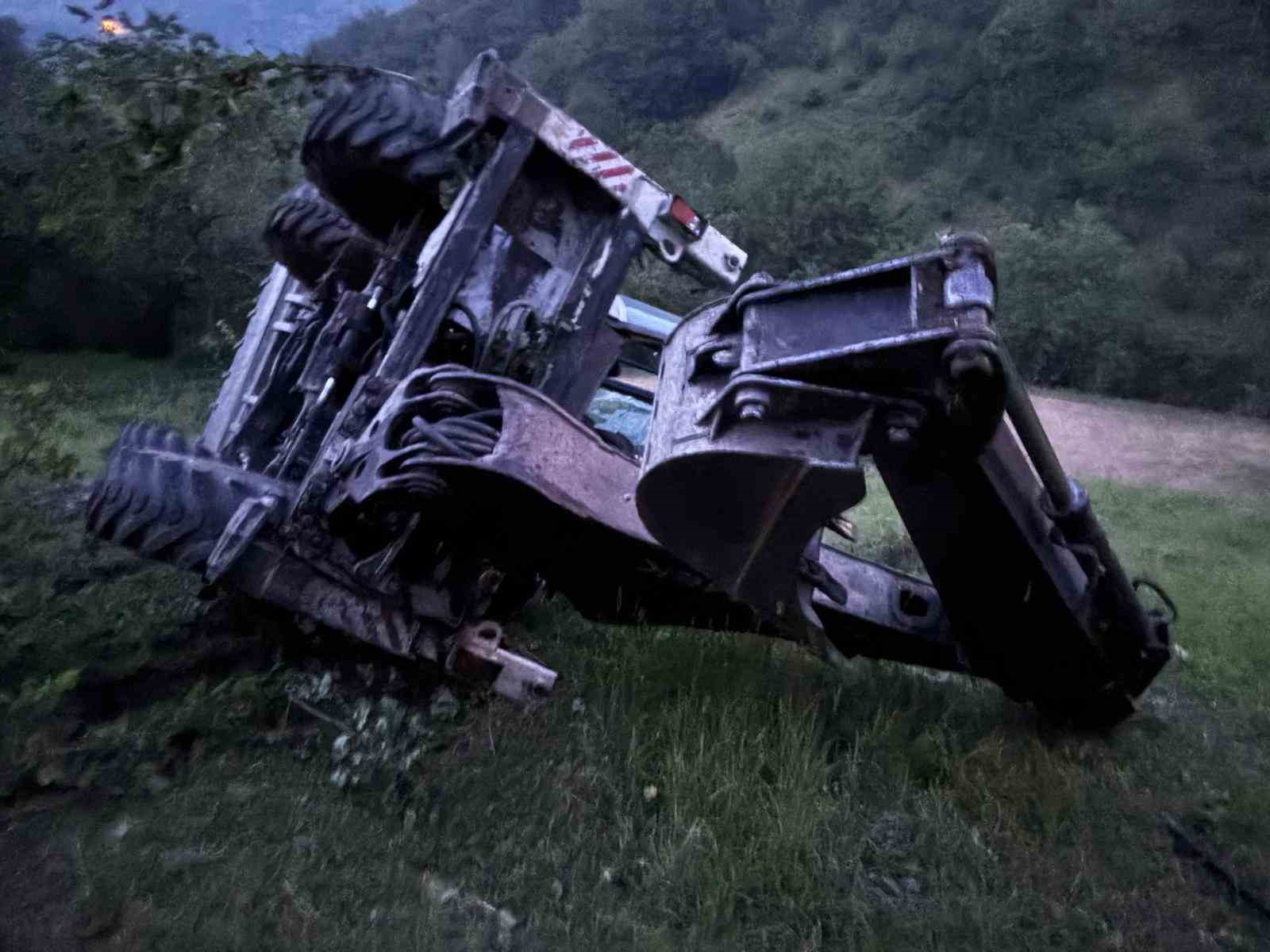 Yamaçtan yuvarlanan iş makinesinden atlayarak kurtuldu 