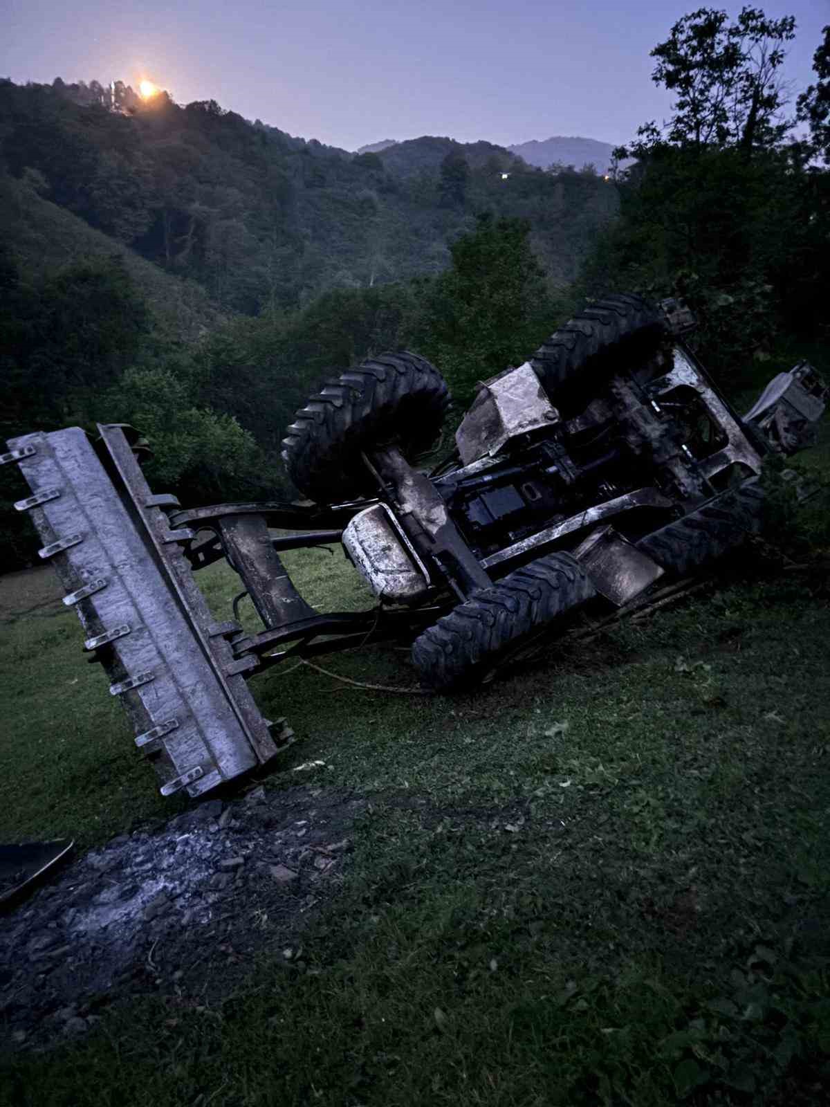 Yamaçtan yuvarlanan iş makinesinden atlayarak kurtuldu 