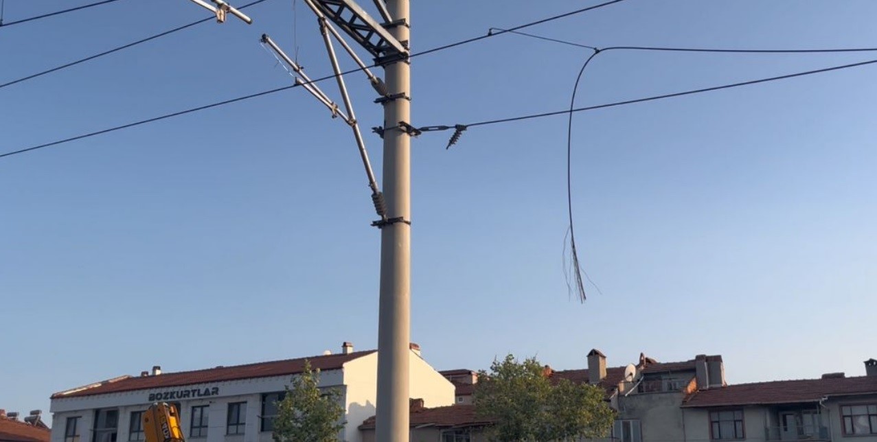 Kargaların demiryolu hattında elektrik kablolarına teması yangın çıkarttı 