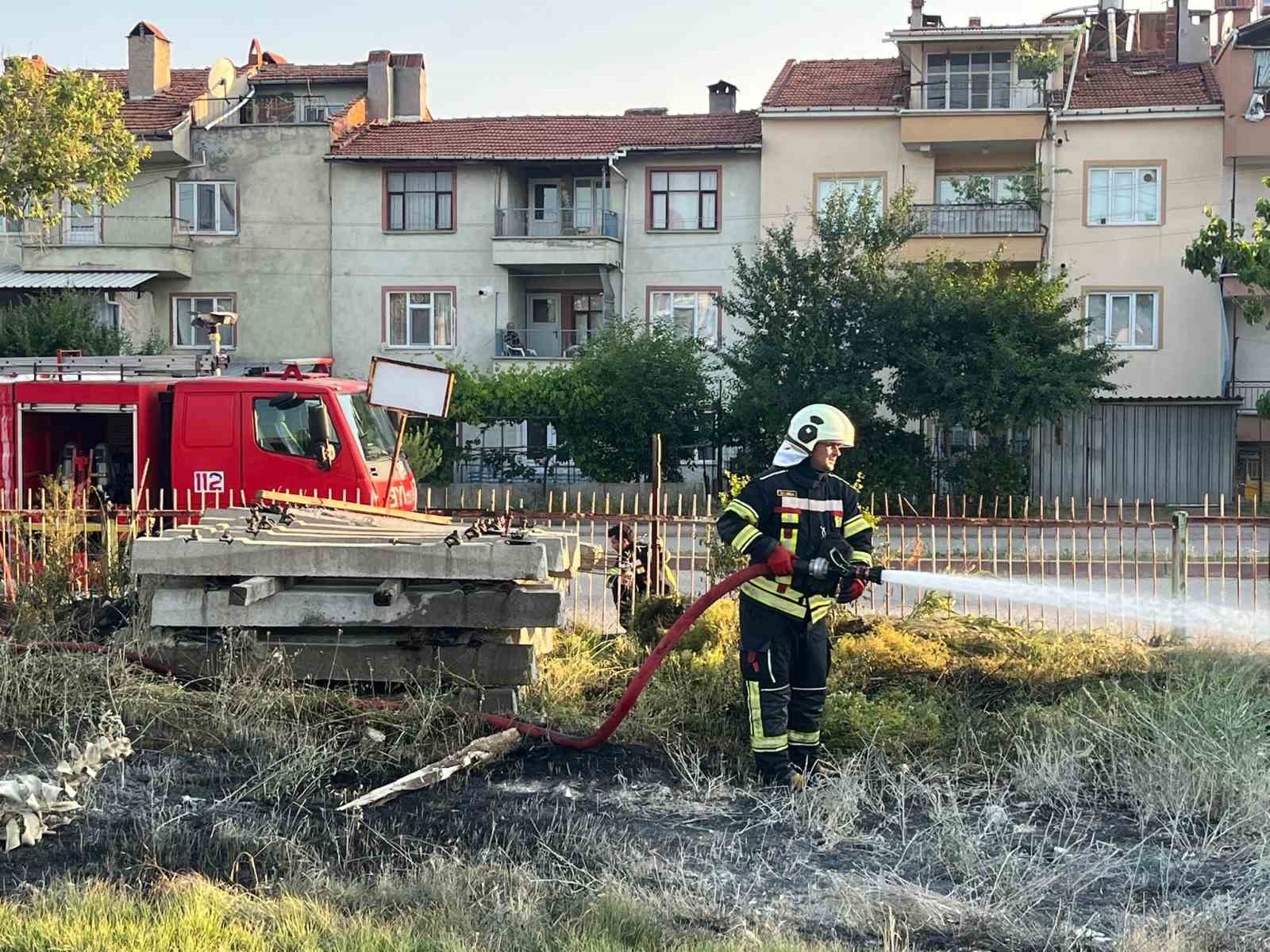 Kargaların demiryolu hattında elektrik kablolarına teması yangın çıkarttı 