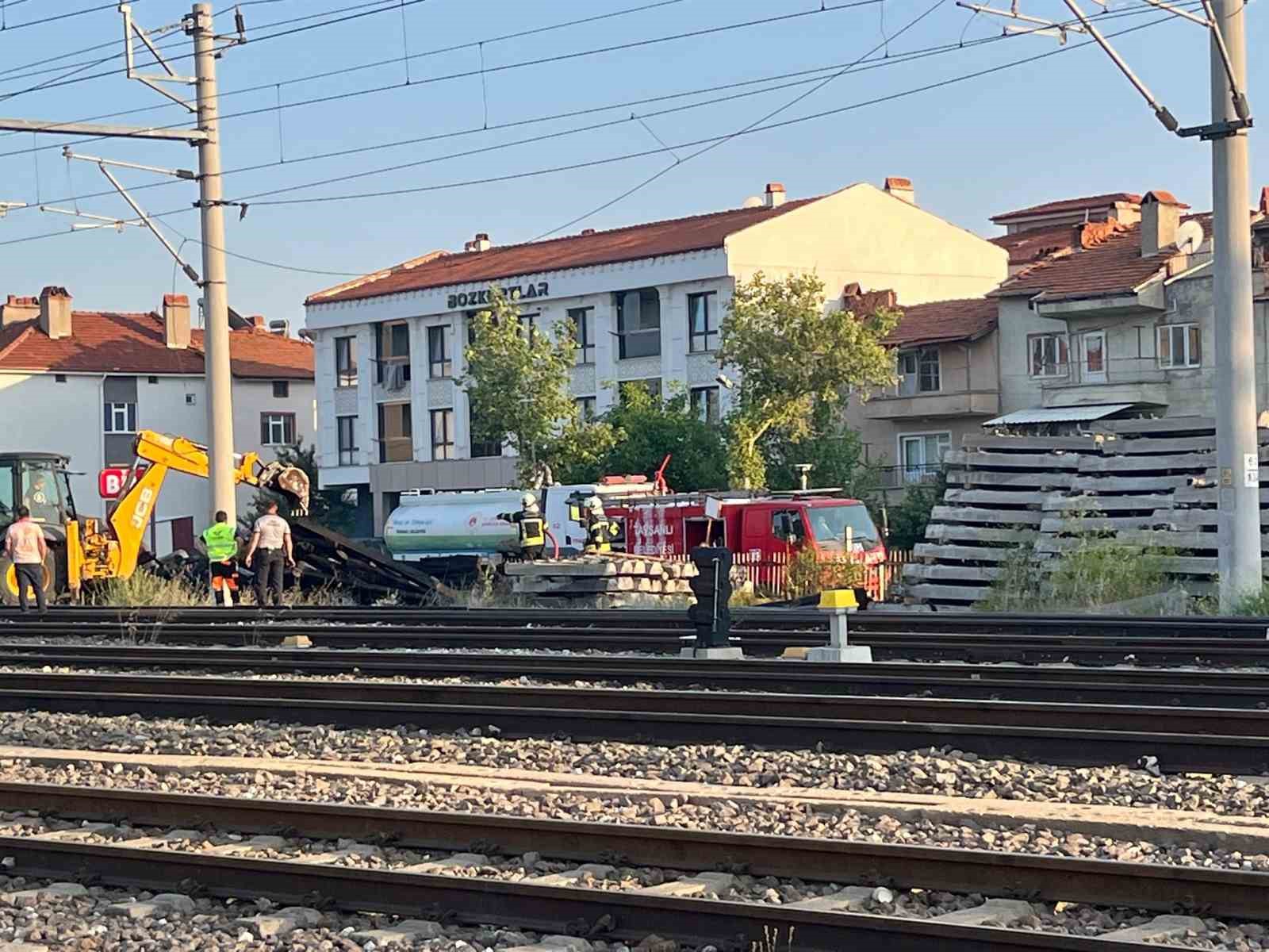 Kargaların demiryolu hattında elektrik kablolarına teması yangın çıkarttı 