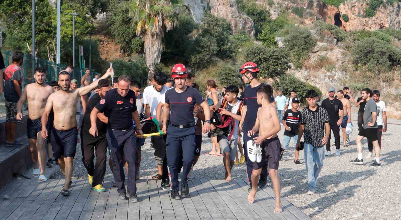 Falezlerden ölümüne atlayış denemesi hastanede bitti, 18 yaşındaki genç ağır yaralandı 