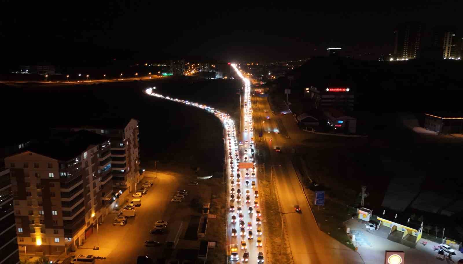 Trafik yoğunluğu zirve yaptı: 43 ilin geçiş güzergahı havadan görüntülendi