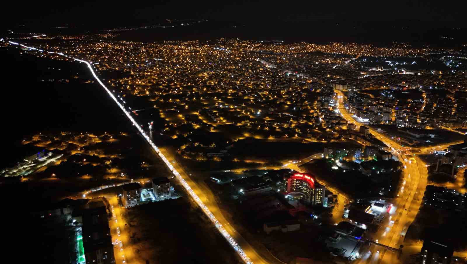 Tatilin son gecesinde trafik yoğunluğu zirve yaptı: 43 ilin geçiş güzergahı havadan görüntülendi 