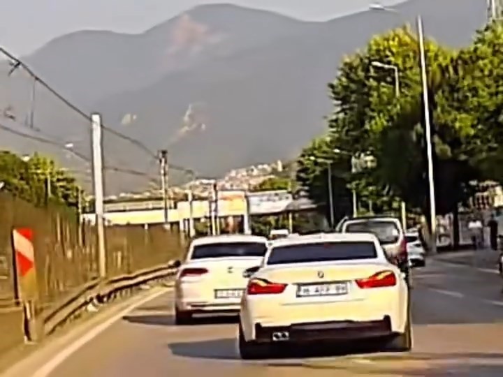 Makas atan sürücü kameraya yakalandı 
