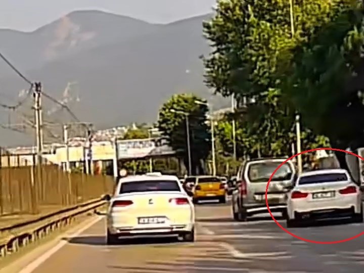 Makas atan sürücü kameraya yakalandı 