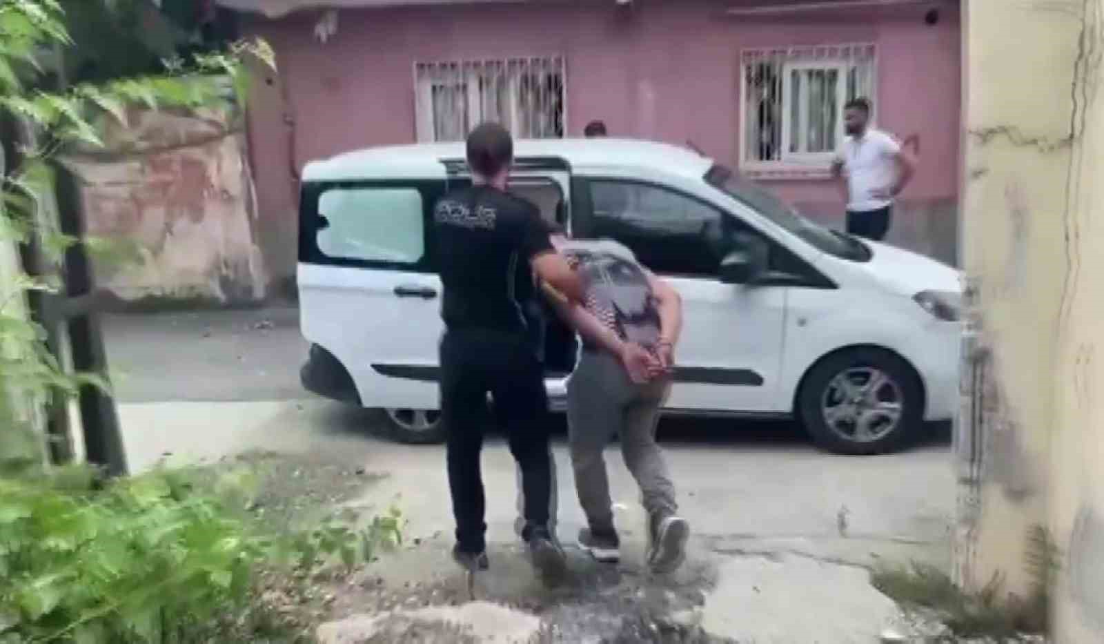 Parklar ve köprü altlarında uyuşturucu kullanan 45 kişi yakalandı 