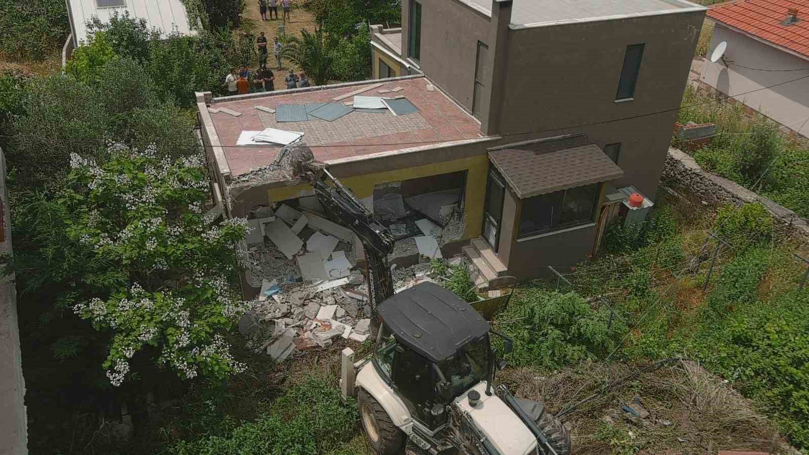 Ayvacık’ta 52 kaçak yapı yıkıldı 