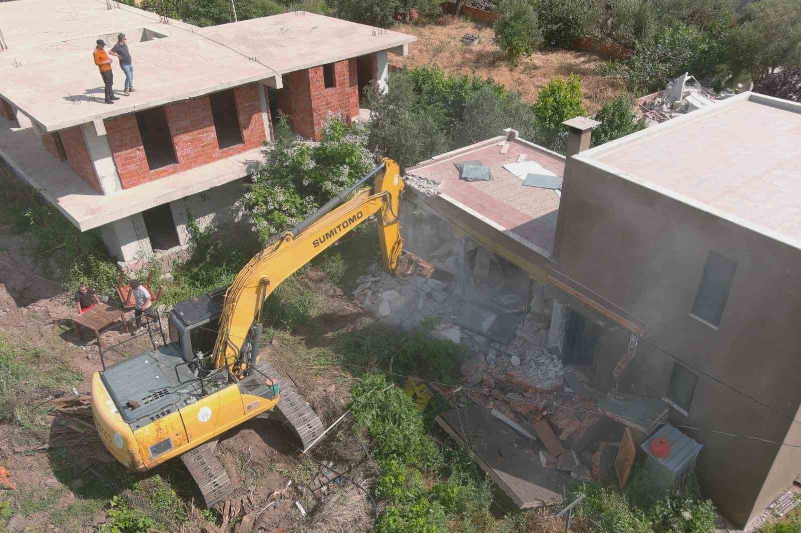 Ayvacık’ta 52 kaçak yapı yıkıldı 