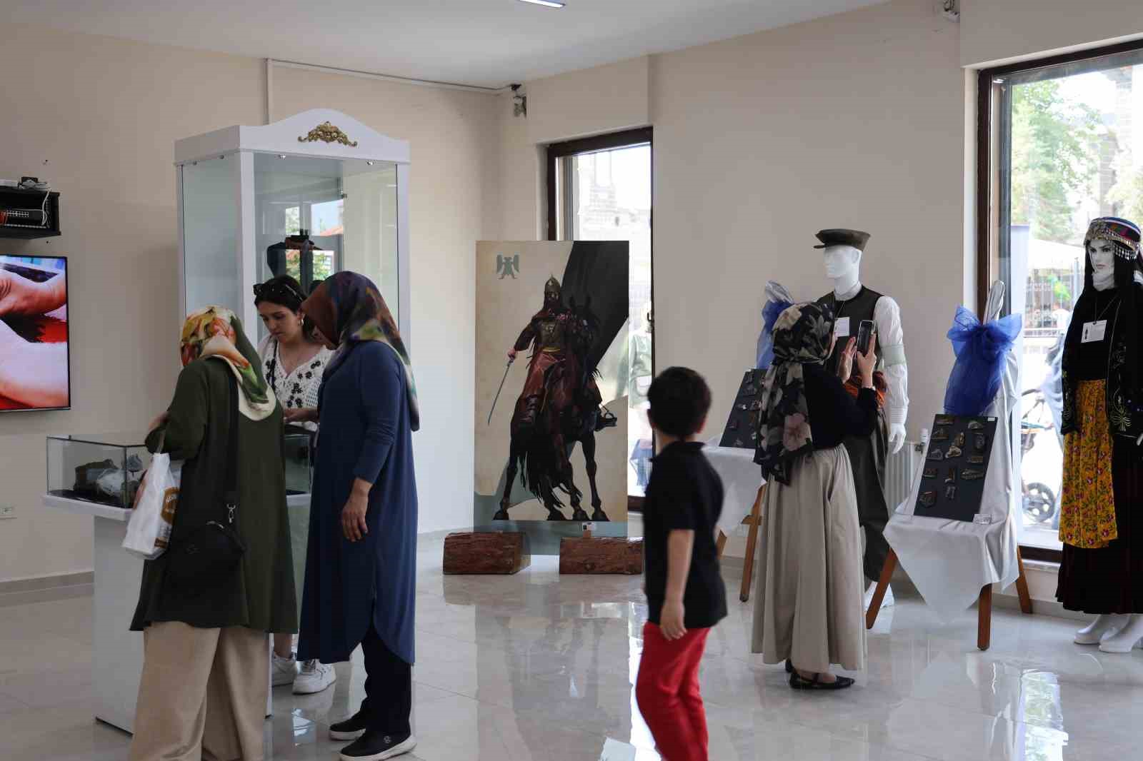 Diyarbakır’ın yarı değerli taşlarından ortaya çıkartılan takılar, kentte gelen ziyaretçiler tarafından tercih ediliyor 