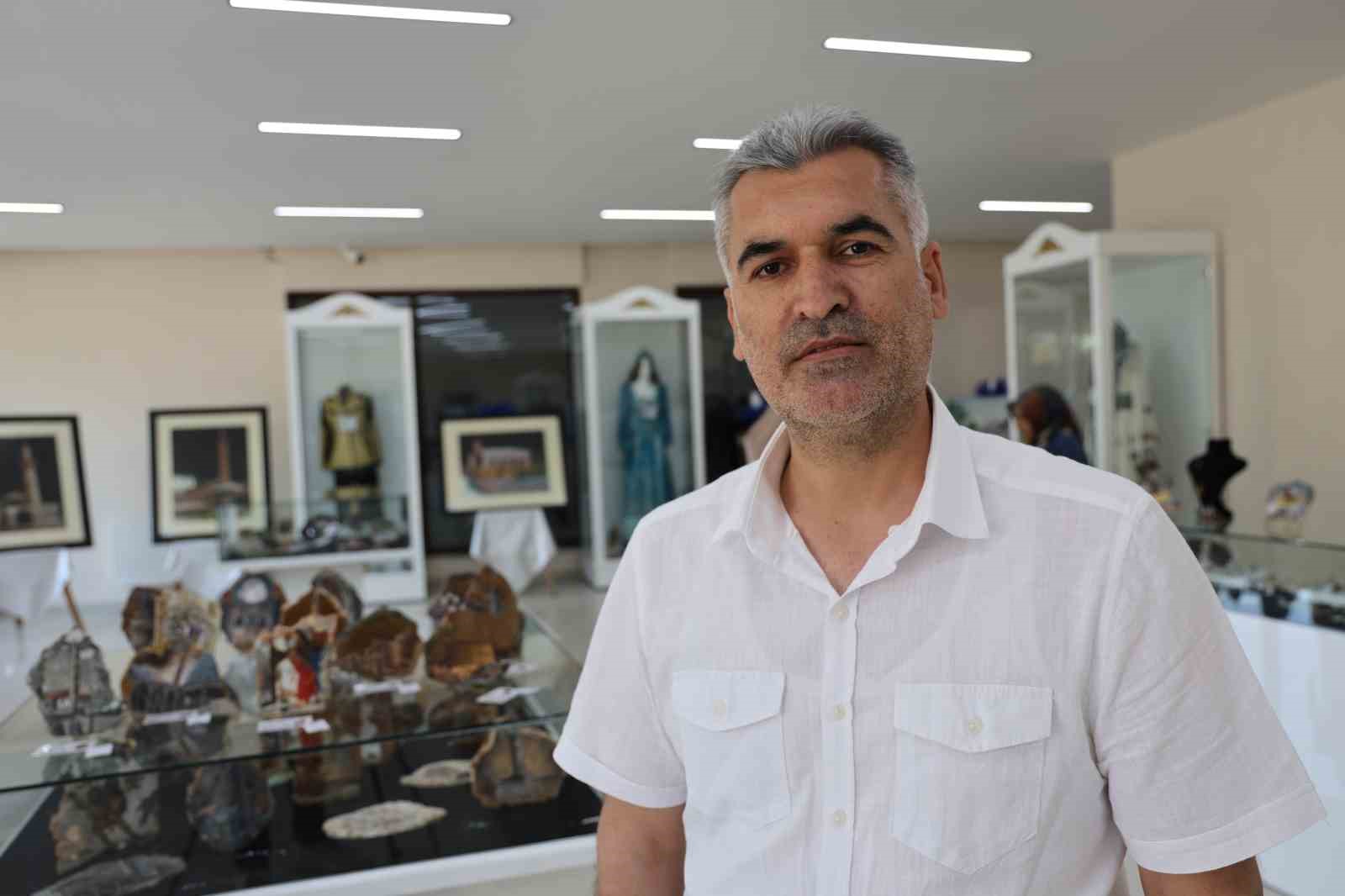 Diyarbakır’ın yarı değerli taşlarından ortaya çıkartılan takılar, kentte gelen ziyaretçiler tarafından tercih ediliyor 