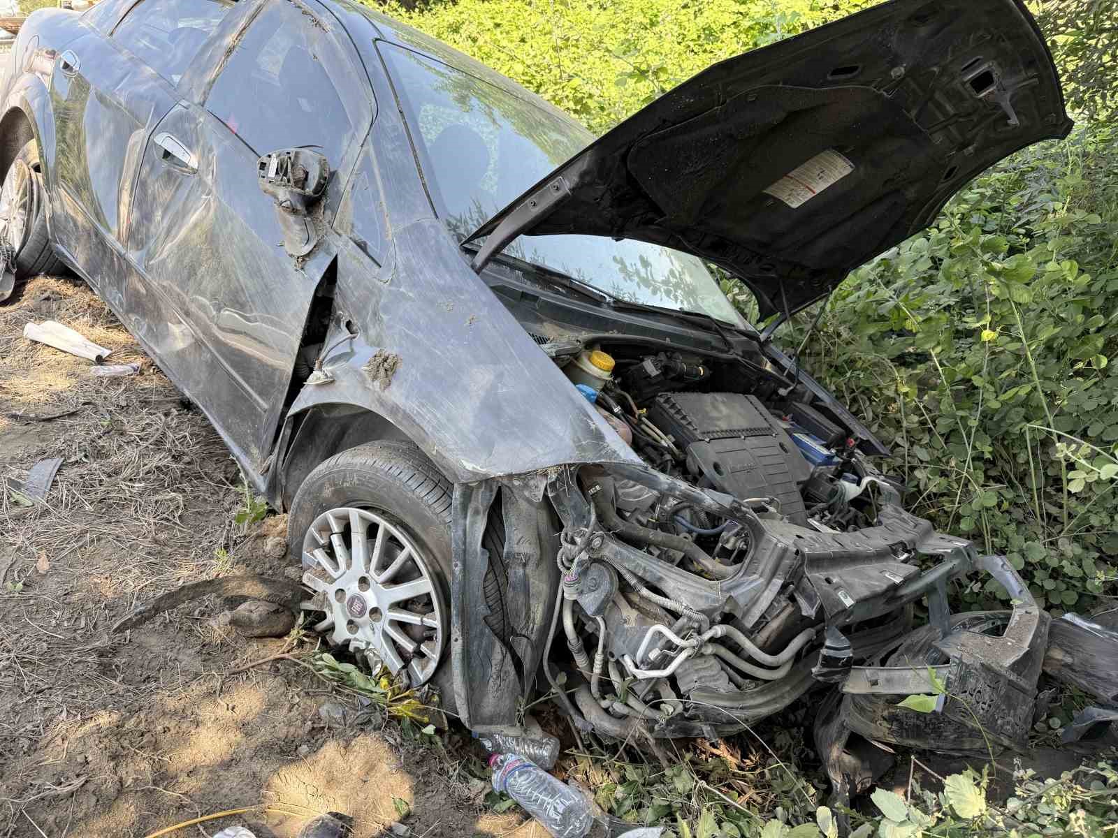 Kontrolden çıkarak bariyerlere çarpan otomobile tanker çarptı: 7 yaralı 