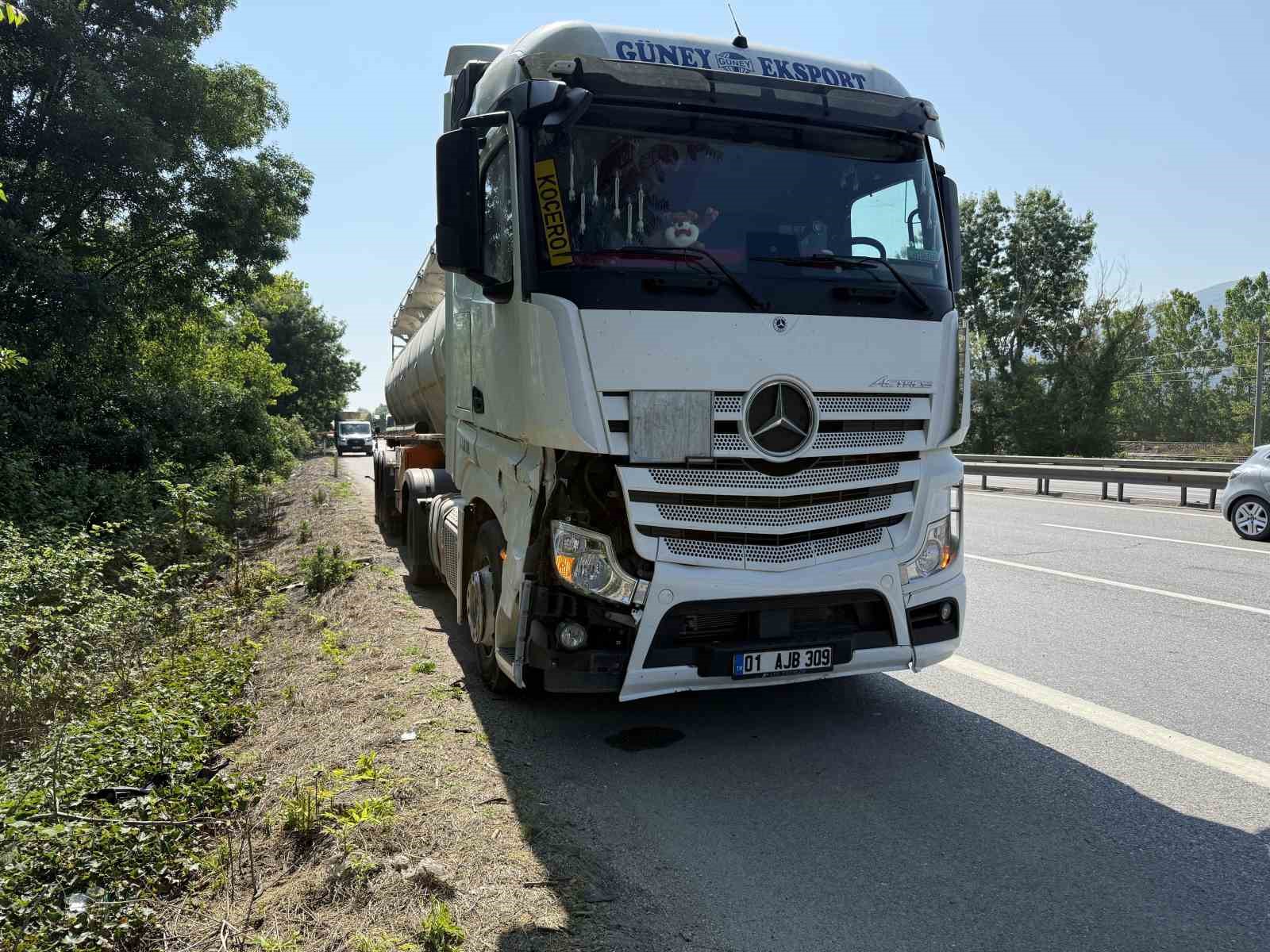 Kontrolden çıkarak bariyerlere çarpan otomobile tanker çarptı: 7 yaralı 