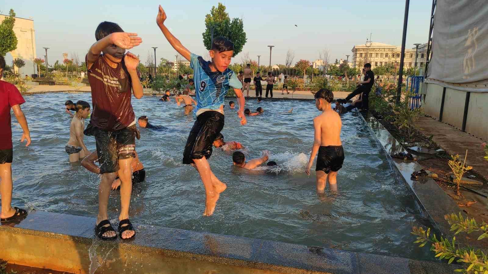 Şanlıurfa’da sıcaktan bunalan çocuklar süs havuzunda serinledi 
