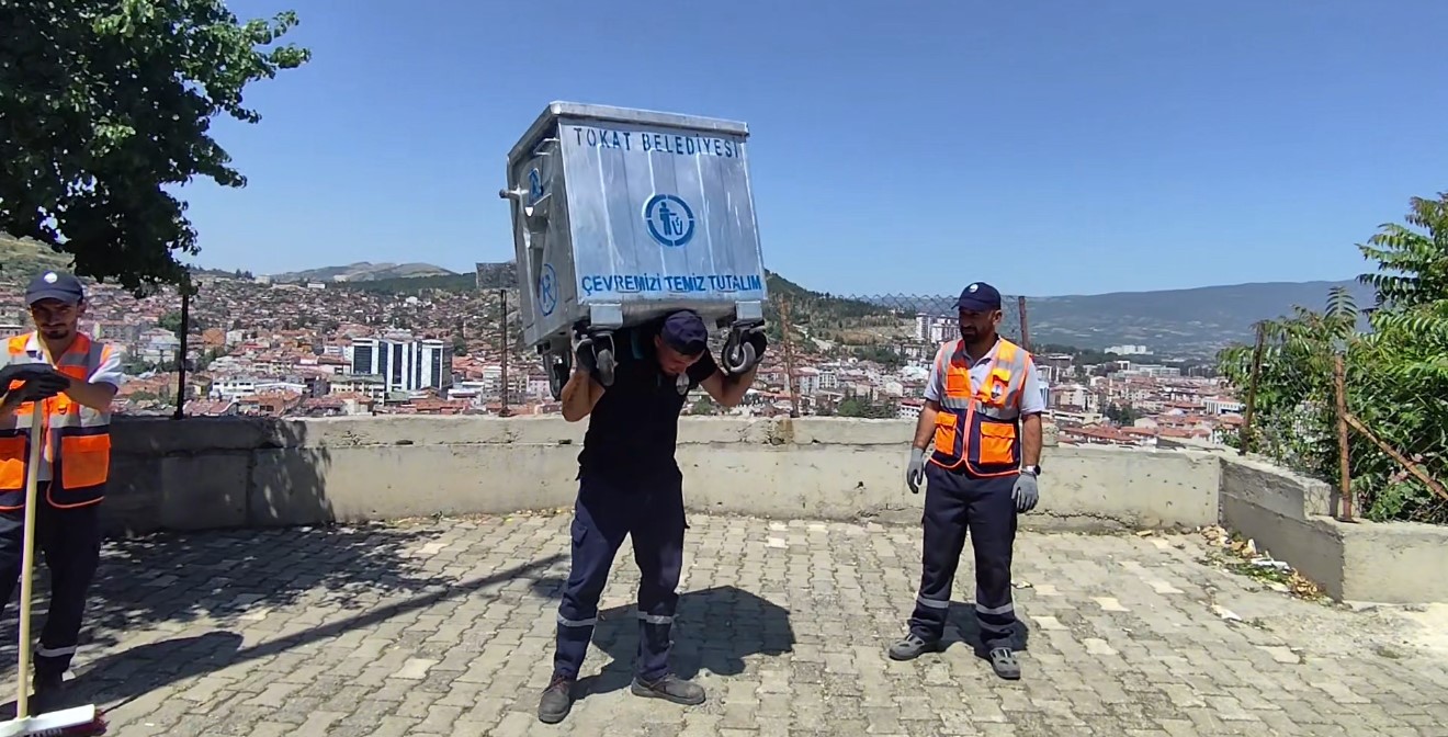 Çöp tenekesini sırtlayan personel temizlikte sınır tanımadı 