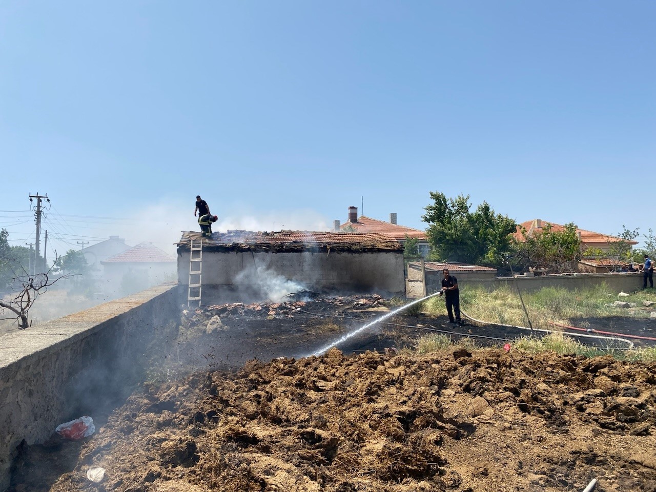 Samanlık yangını itfaiye tarafından söndürüldü 