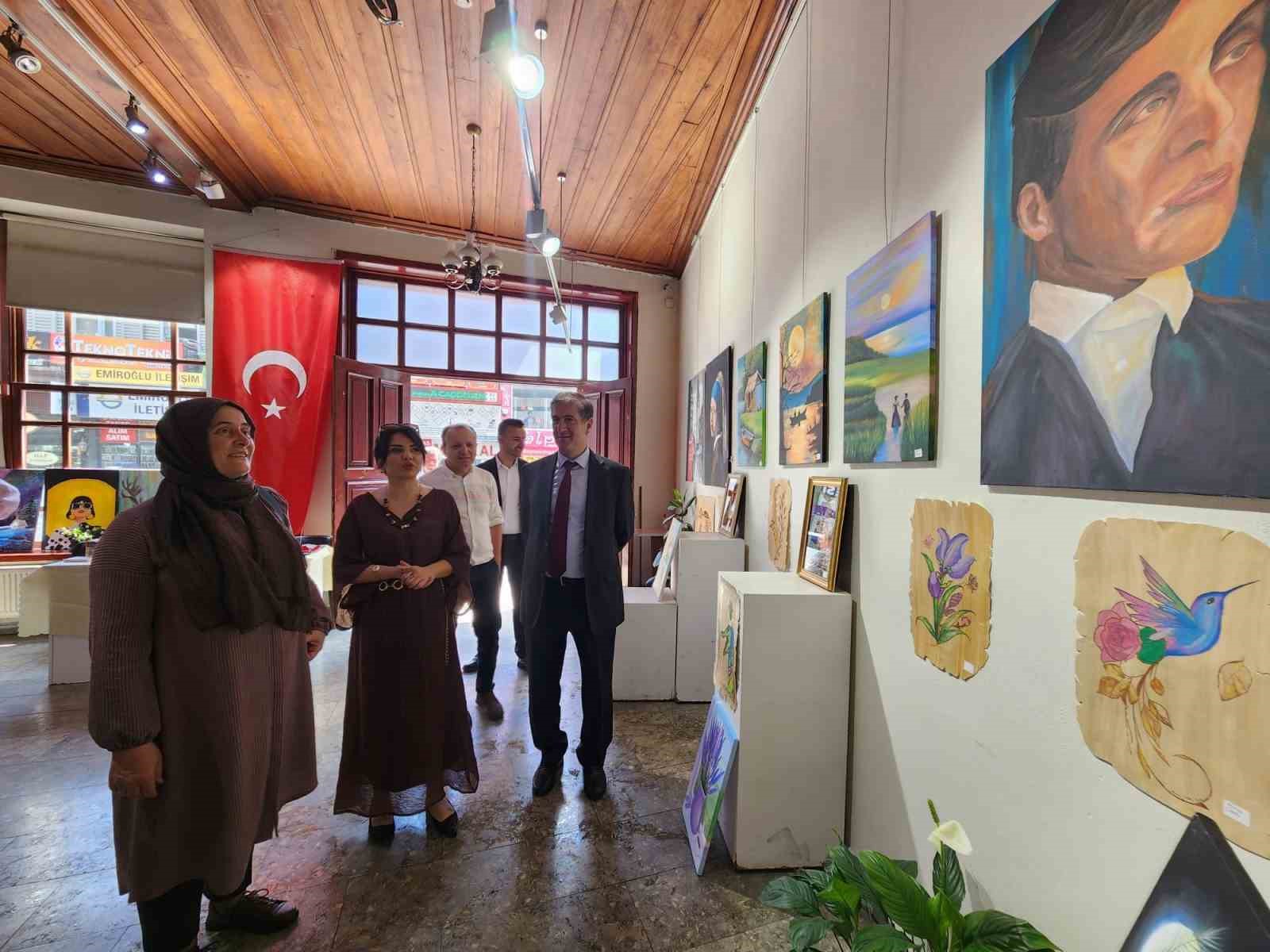 Öğrencilerin yıl sonu resim sergisi sanatseverlerle buluştu 