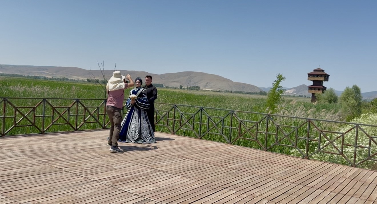 Kaz Gölü yeni evlenen çiftler için doğal stüdyo oldu 