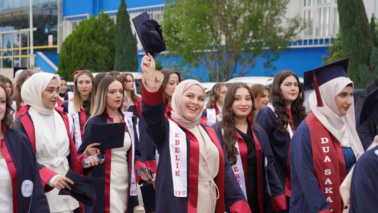Geleceğin sağlıkçıları diplomalarını aldı 