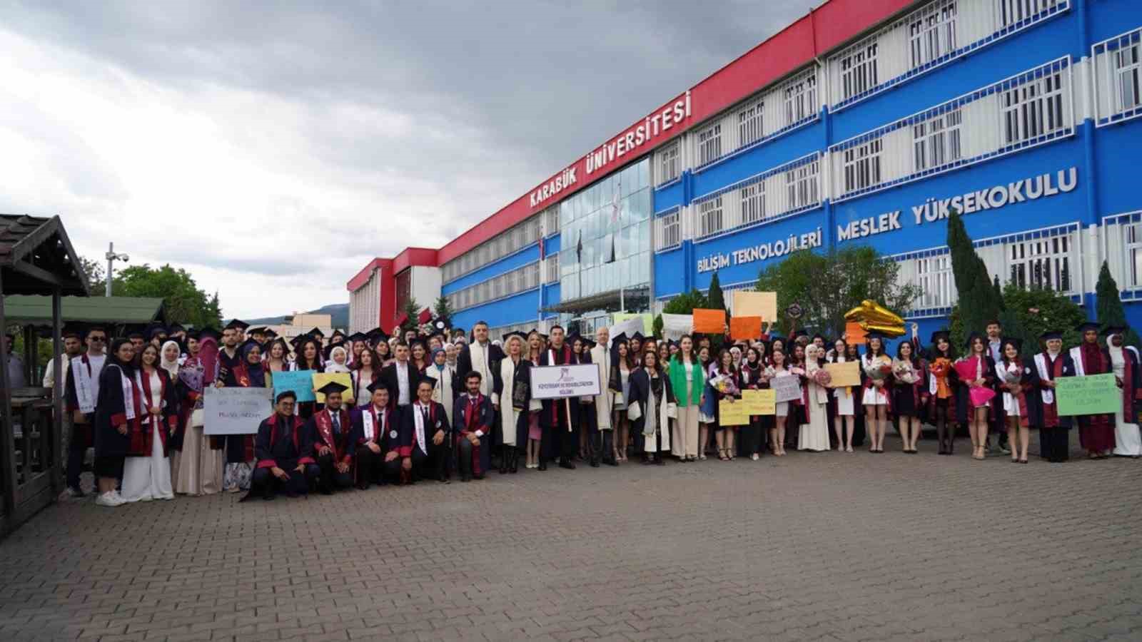 Geleceğin sağlıkçıları diplomalarını aldı 