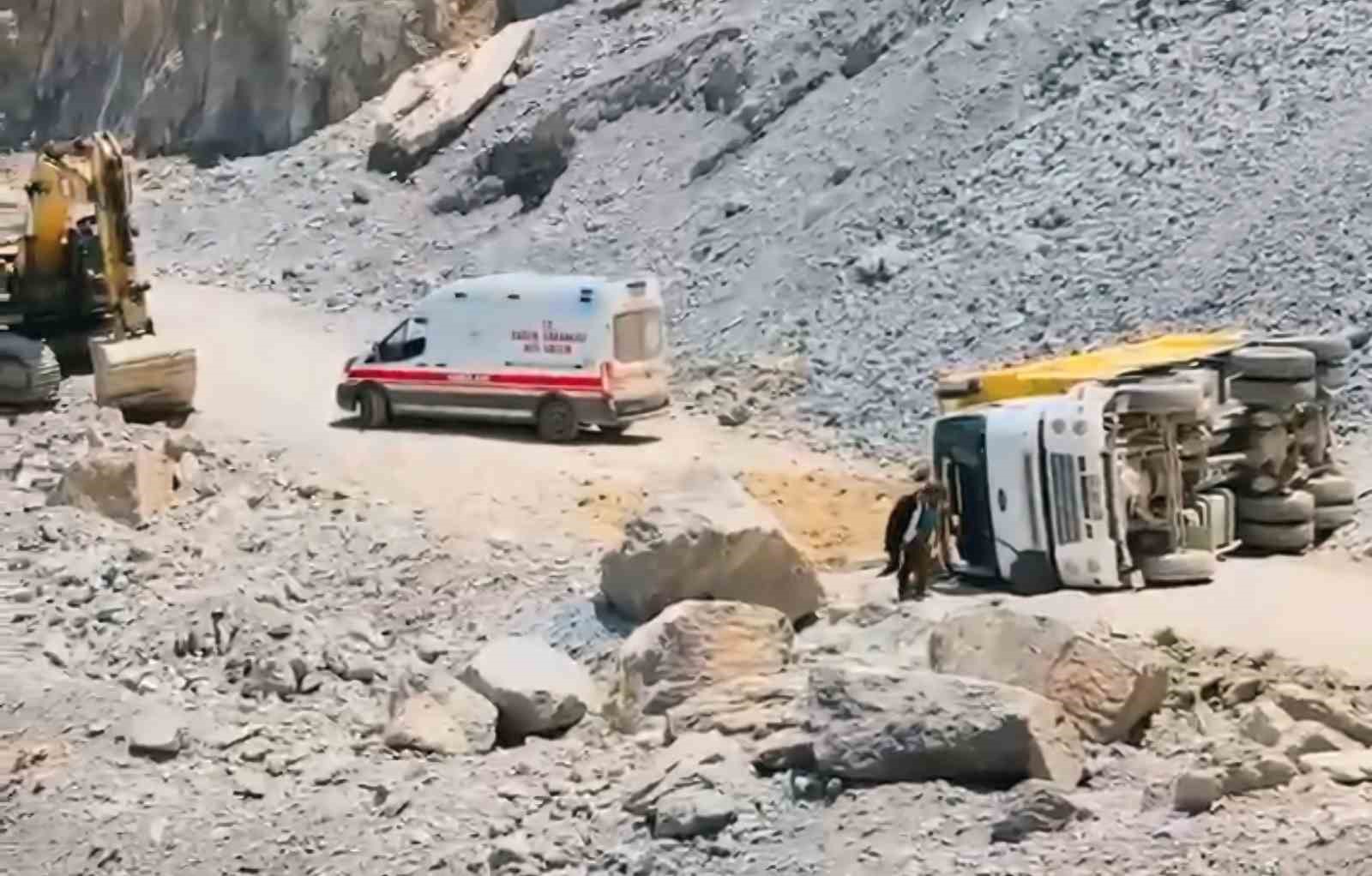 Yüksekova kamyon devrildi: 1 yaralı