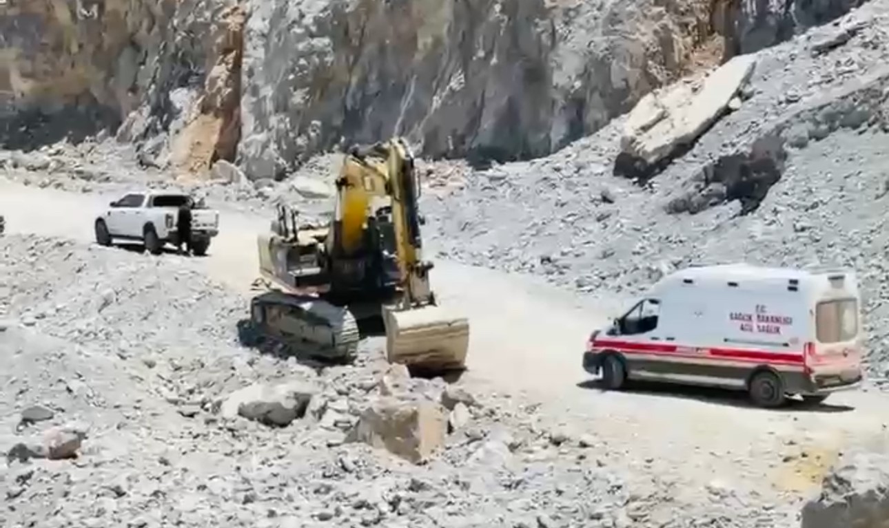 Yüksekova kamyon devrildi: 1 yaralı 