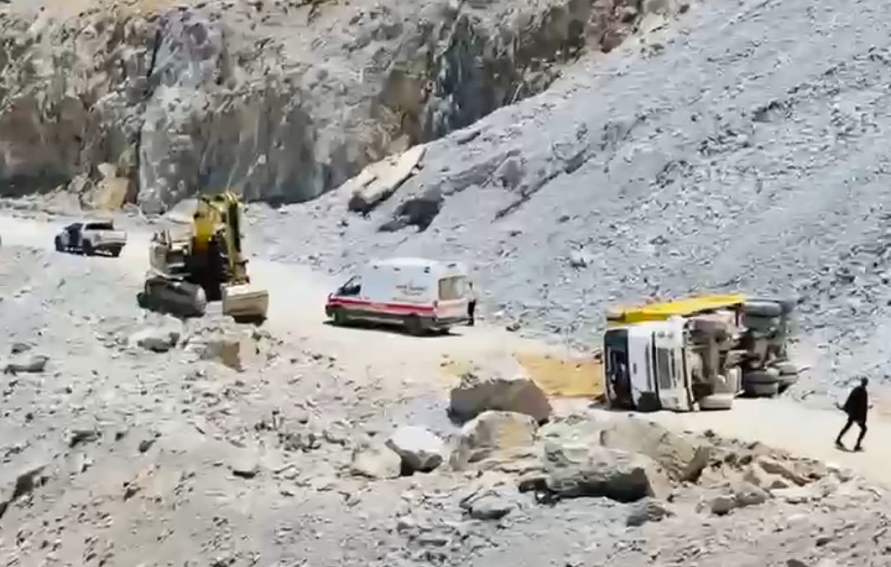 Yüksekova kamyon devrildi: 1 yaralı 