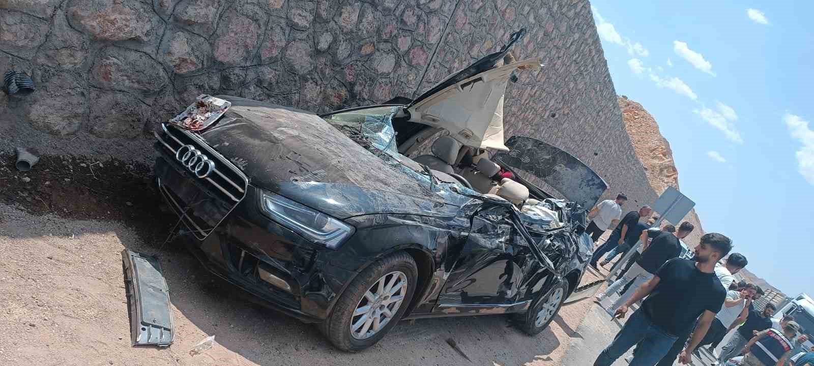 Siirt’te kamyon ile otomobil çarpıştı: 1 ölü, 4 yaralı