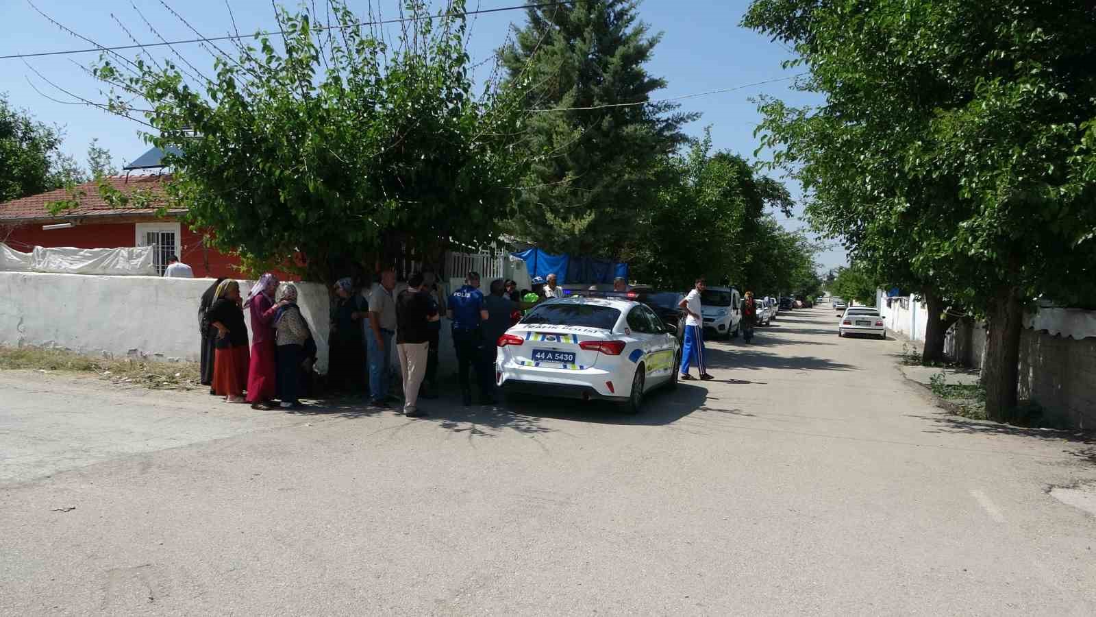 Hafif ticari araç ile otomobil çarpıştı: 4 yaralı 