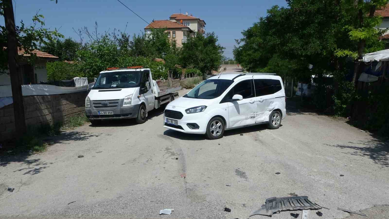 Hafif ticari araç ile otomobil çarpıştı: 4 yaralı 