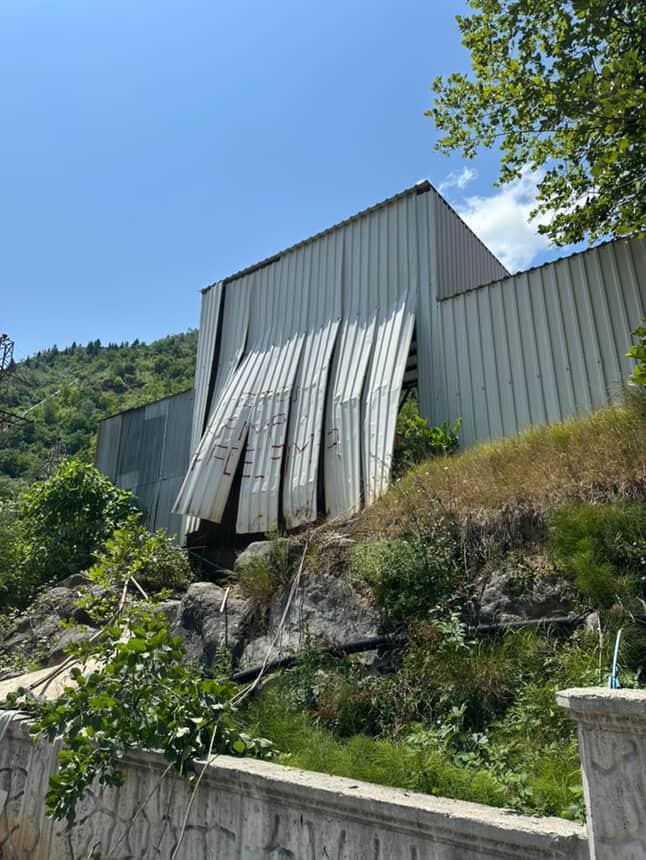 Artvin Murgul’da Kaza: Kamyon dereye uçtu 