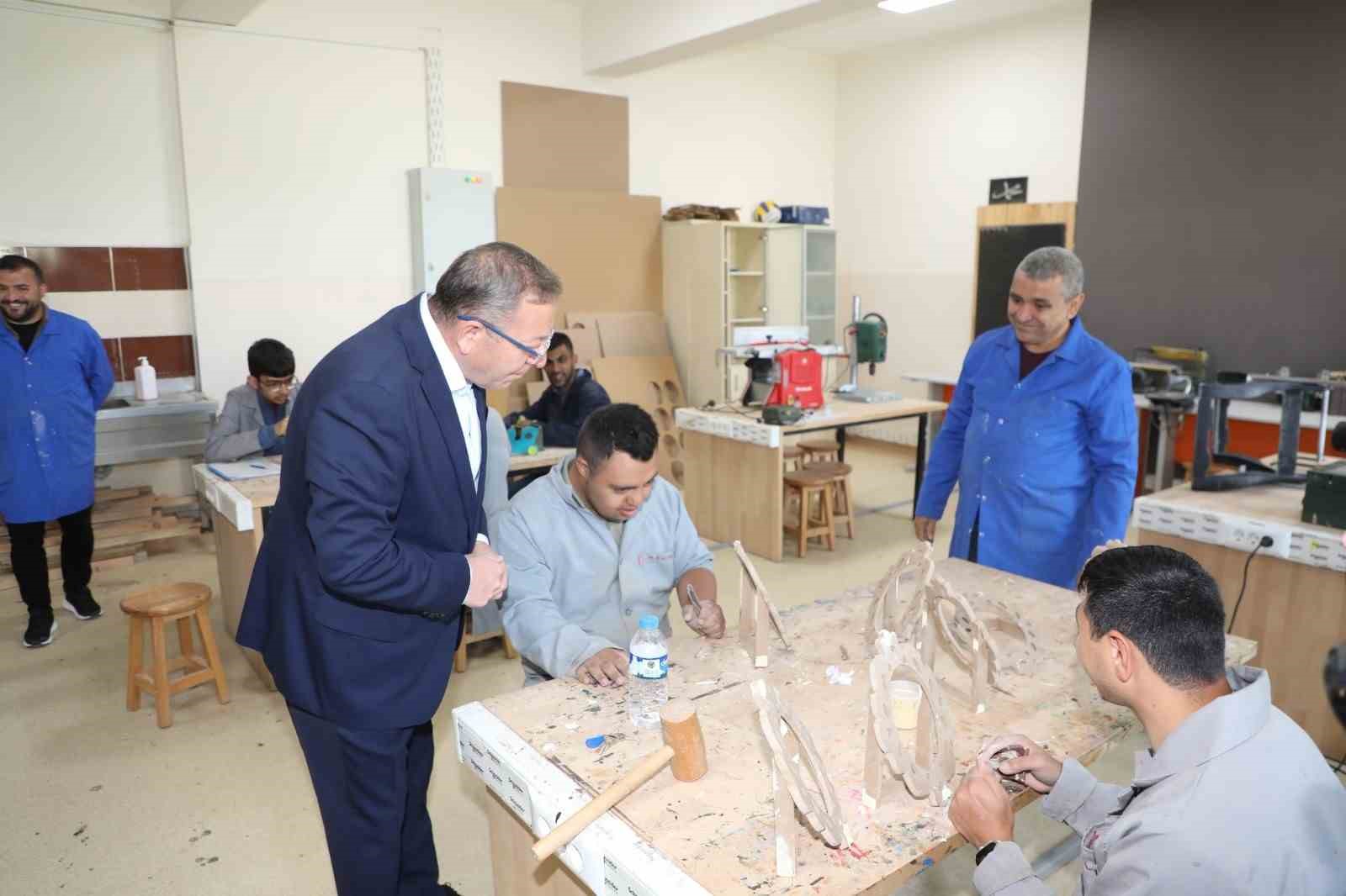 Vali Polat, okul ziyaretlerine devam ediyor 