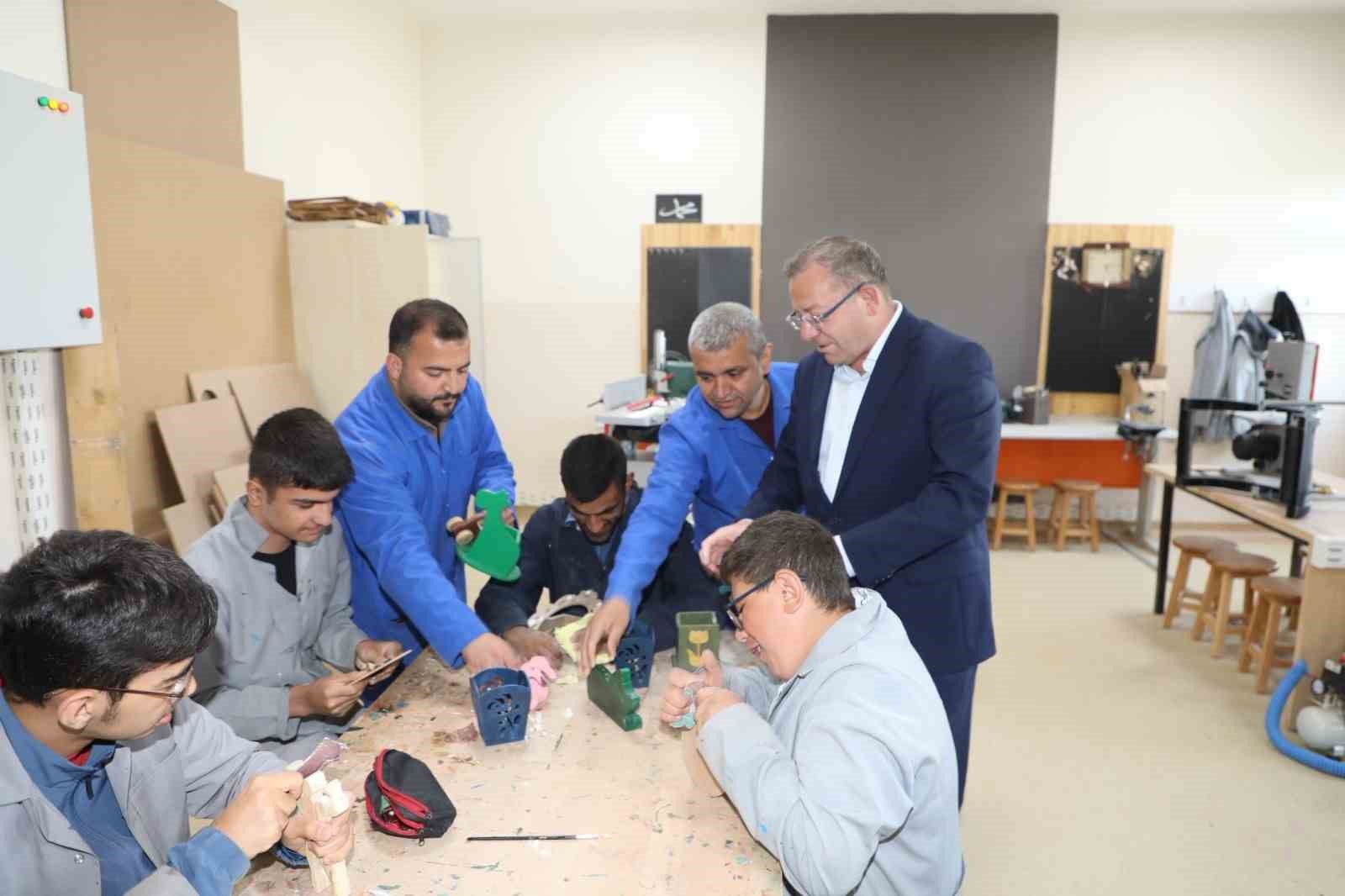 Vali Polat, okul ziyaretlerine devam ediyor 