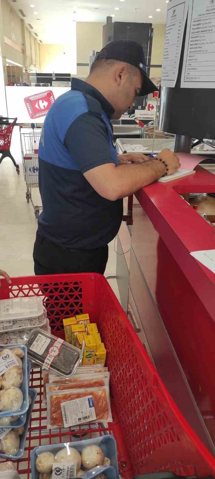 Çorum Belediyesi ekiplerinden marketlere sıkı denetim 