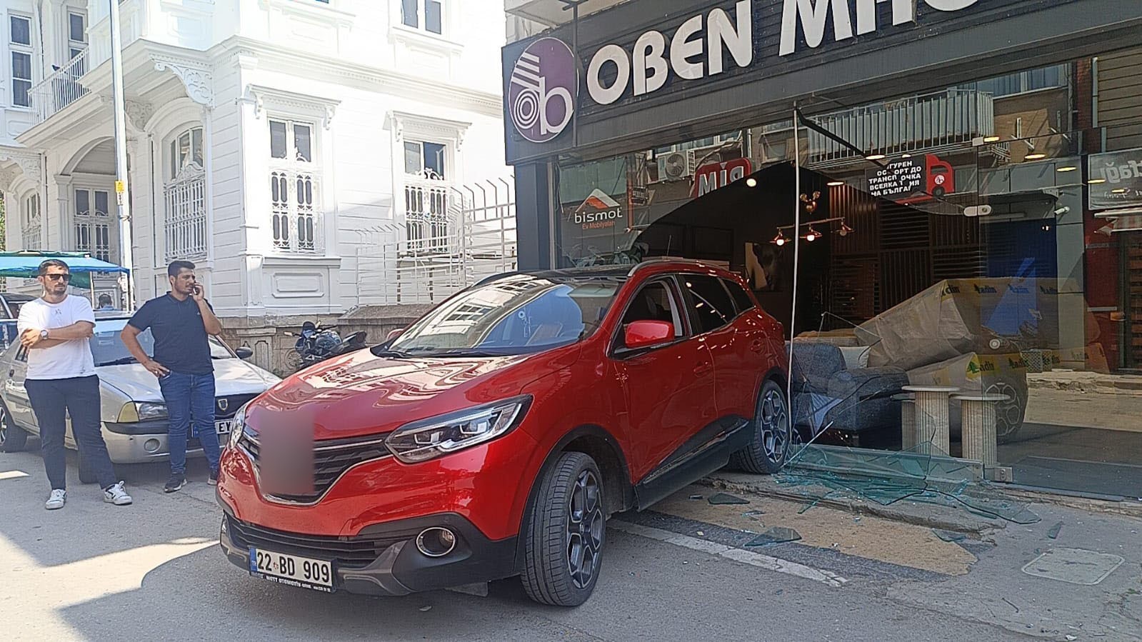 Otomobil mobilya mağazasına daldı, facia ucuz atlatıldı 