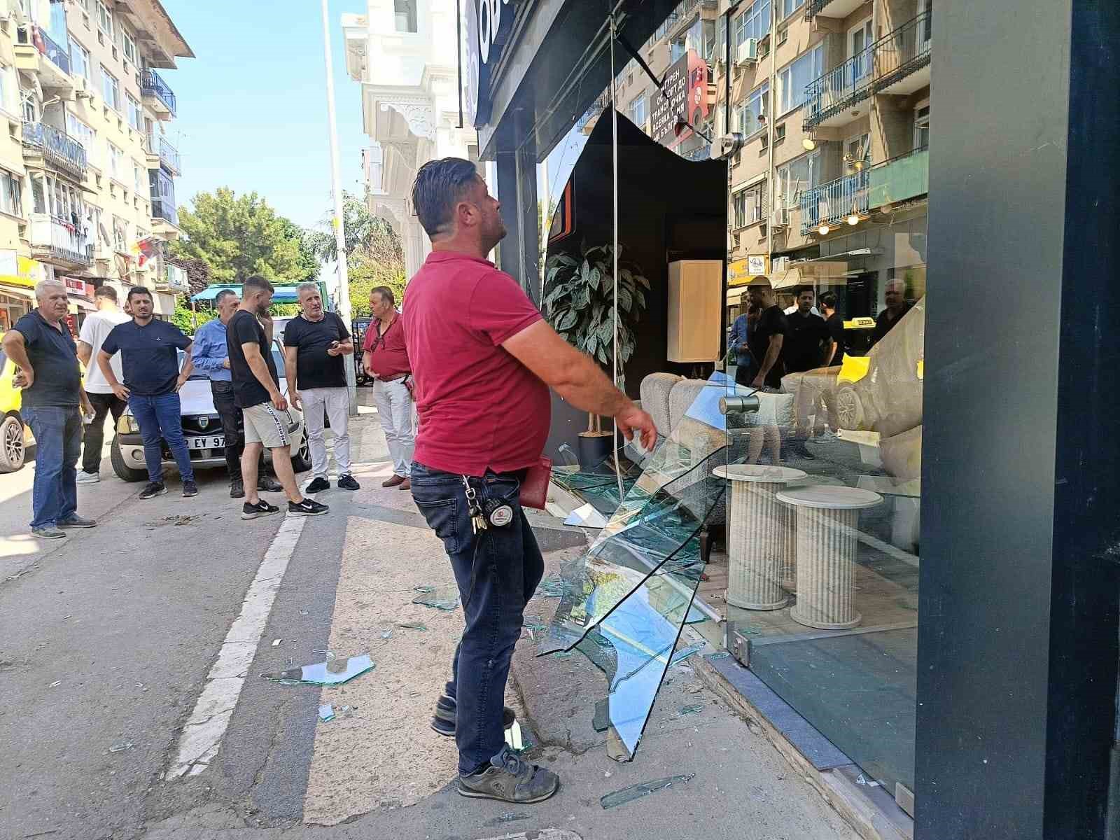 Otomobil mobilya mağazasına daldı, facia ucuz atlatıldı 