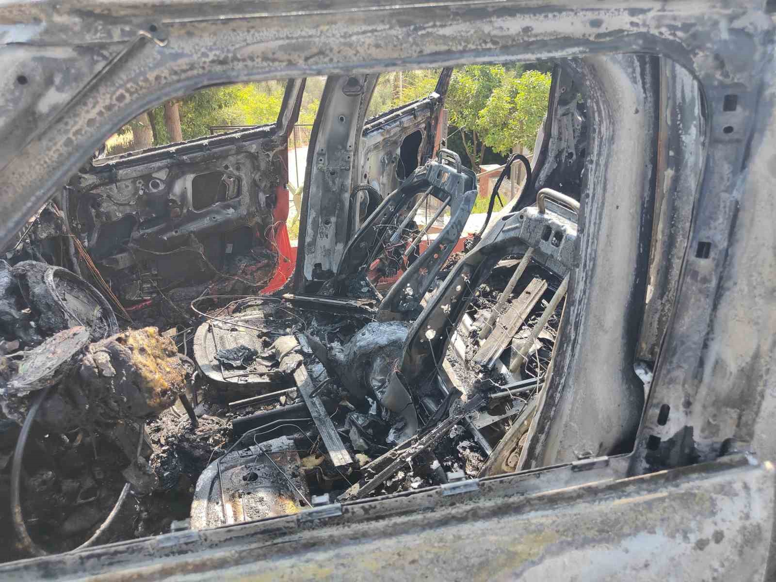 Seyir halindeyken alev topuna dönen araçtan geriye iskeleti kaldı 