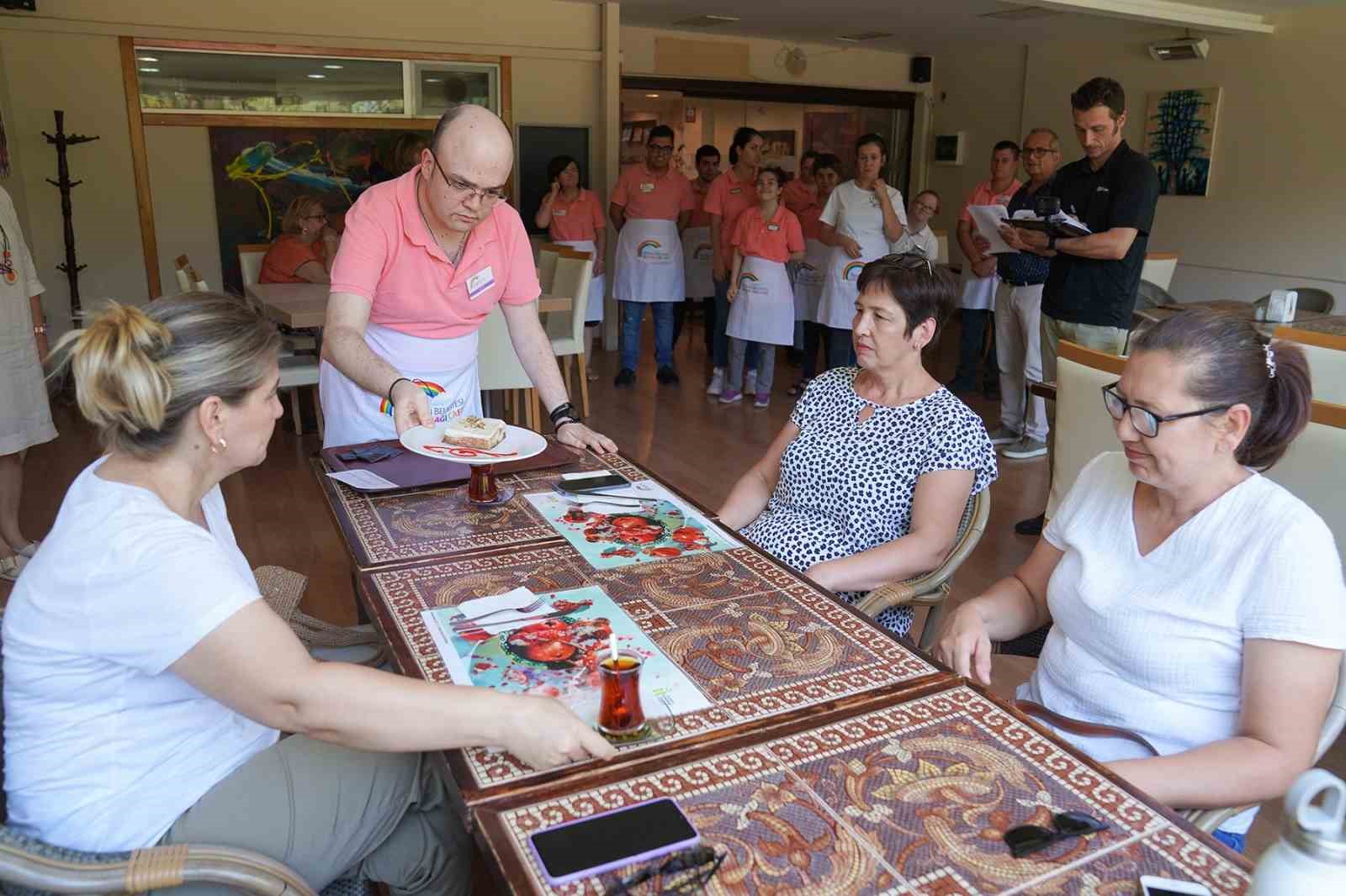 Özel bireyler Gökkuşağı Kafe ile iş gücüne katılıyor 