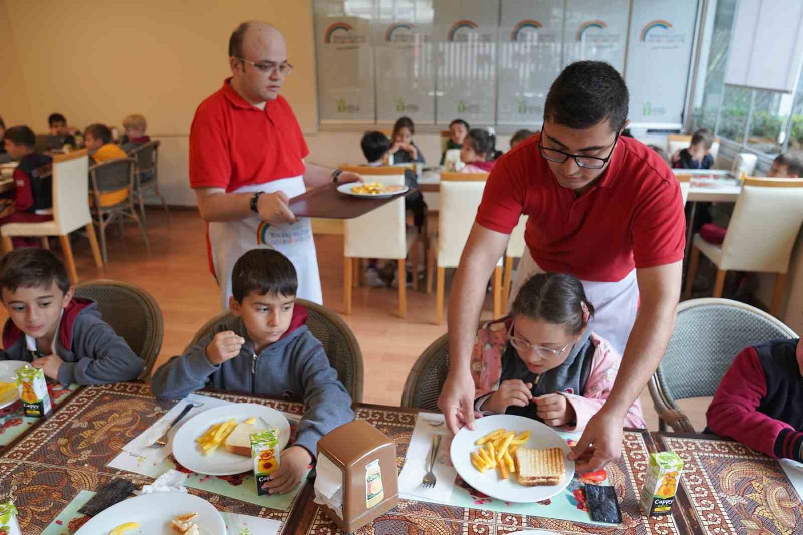 Özel bireyler Gökkuşağı Kafe ile iş gücüne katılıyor 