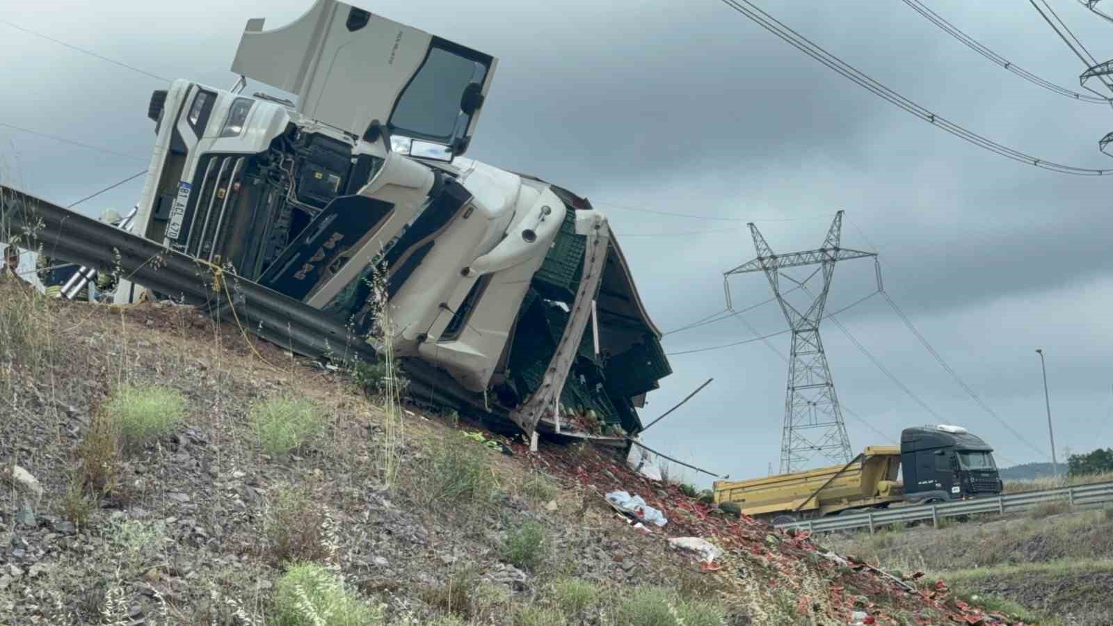Karpuz yüklü tır devrildi: 1 ölü, 3 yaralı 