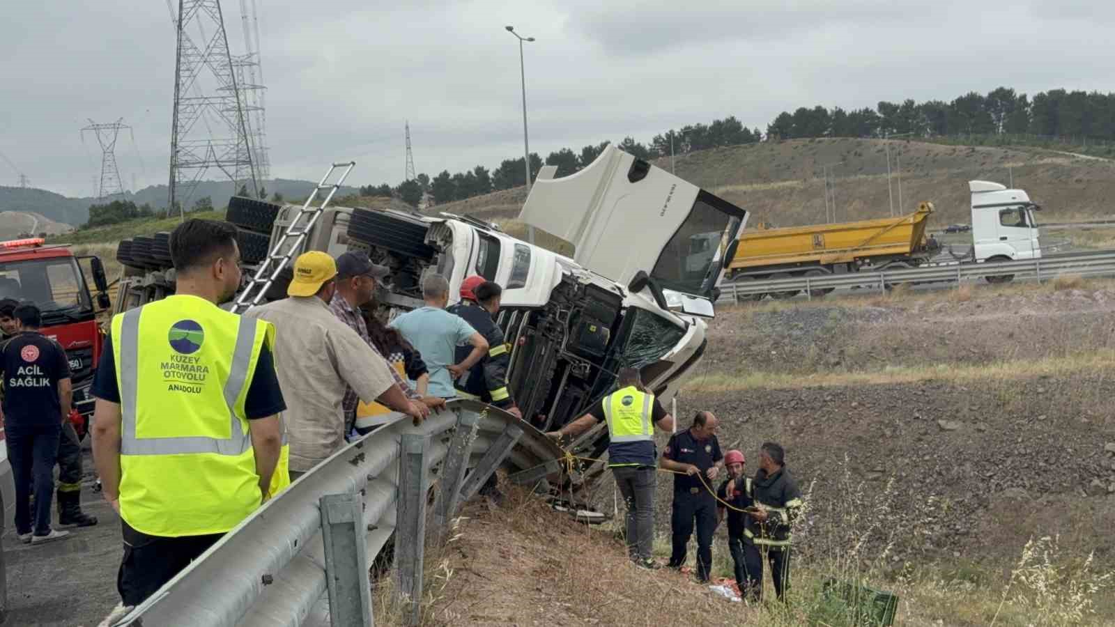 Karpuz yüklü tır devrildi: 1 ölü, 3 yaralı 
