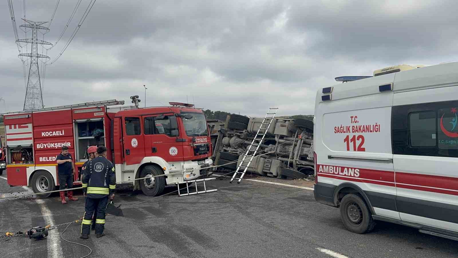 Karpuz yüklü tır devrildi: 1 ölü, 3 yaralı 