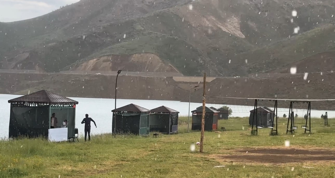 Yüksekova’da sağanak yağış etkili oldu