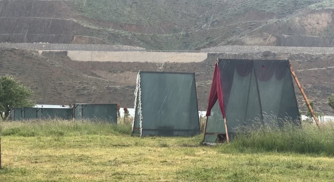 Yüksekova’da sağanak yağış etkili oldu 
